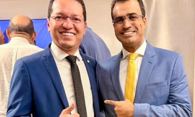 Em Salvador, Tito prestigia entrega da Comenda 2 de Julho ao suplente de senador e ex-prefeito de Ibotirama Terence Lessa